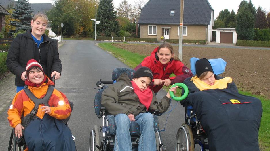 Kinderhospiz Löwenherz. Jugendliche im Rollstuhl machen einen Ausflug in der Umgebung.