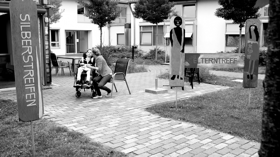 Silberstreifen e. V. Mutter mit Kind im Innenhof der Klinik Vogtareuth.