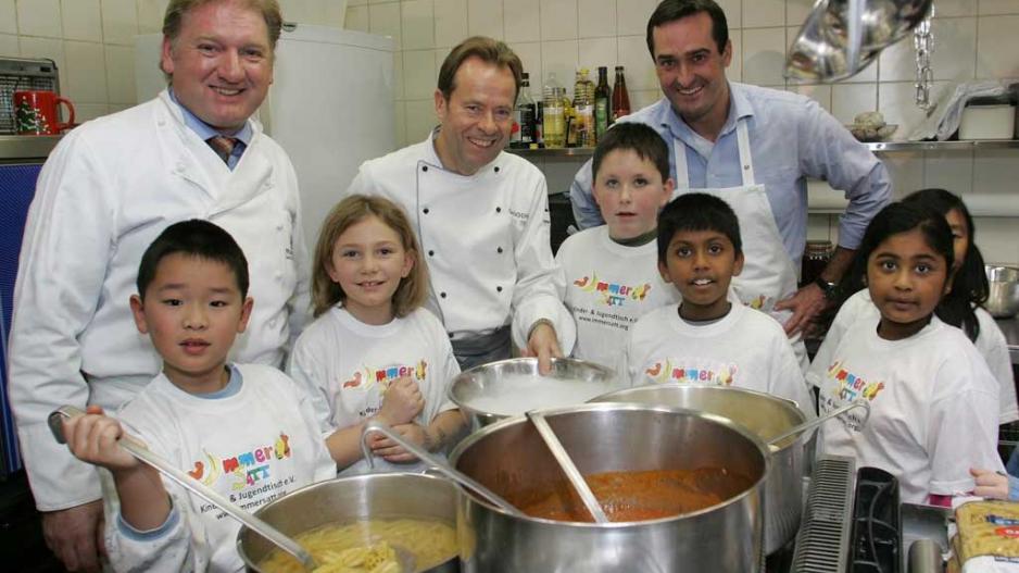 Kinder kochen beim Verein Immersatt.